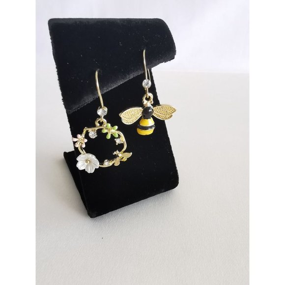 Brand New 14K Gold Plated Flower Wreath and Bee Crystal Earrings - Picture 10 of 10